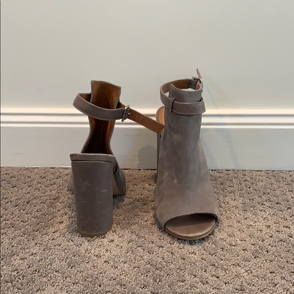 Chunky Steve Madden Heels - Picture 3 of 5